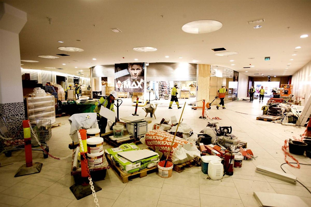 Håndverkere og byggematerialer i en ny, uferdig handlegate inne i Sørlandssenteret